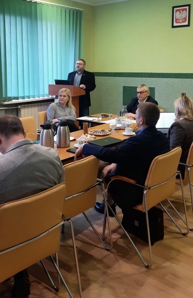 Na zdjęciu widać członków Zespołu Porejestrowego Doświadczalnictwa Odmianowego. W tle, za mównicą stoi Inspektor COBORU.
 
