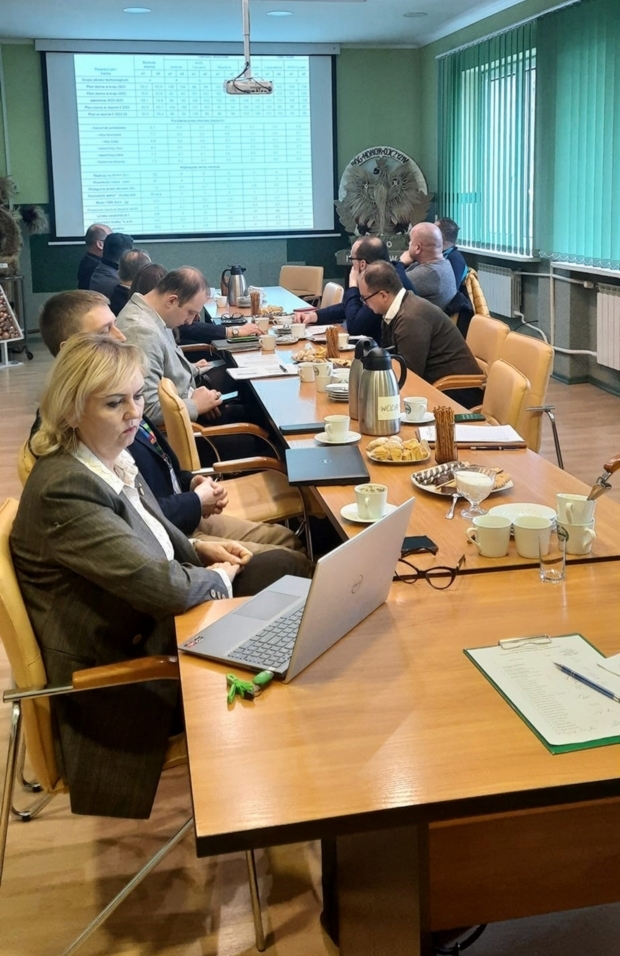 Na zdjęciu widać kilkanaście osób siedzących za stołami. 
