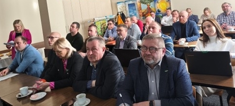 Na zdjęciu widać dyrektora SDOO w Krzyżewie, Arkadiusza Kalinowskiego przemawiającego do zebranych.